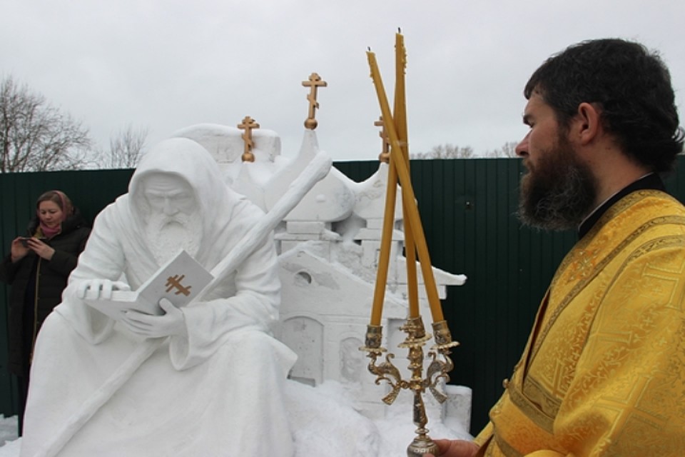 Мастера следственного изолятора №2 решили сделать его в виде старца, который присел отдохнуть с Библией в руках после долгого пути/ФОТО: пресс-служба УФСИН России по Ярославской области