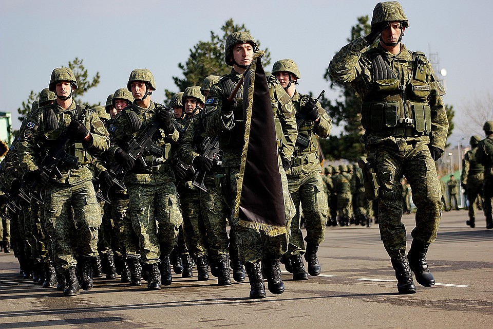 Военнослужащие косовской армии на параде в Приштине.