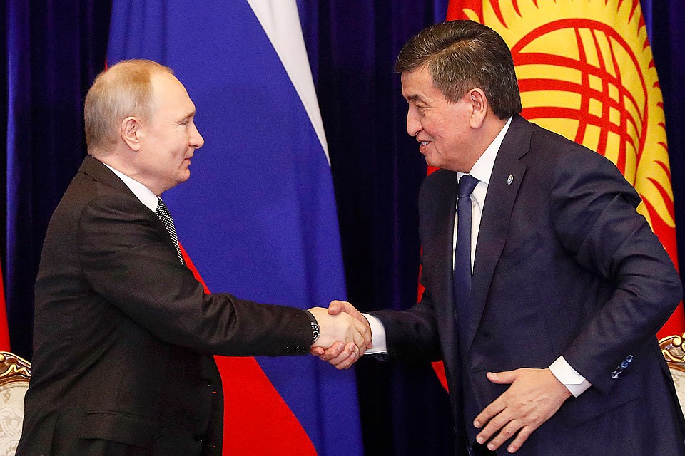 Президент России Владимир Путин и президент Киргизии Сооронбай Жээнбеков после совместной пресс-конференции по итогам российско-киргизских переговоров в резиденции "Ала-Арча". Фото Сергей Карпухин/ТАСС