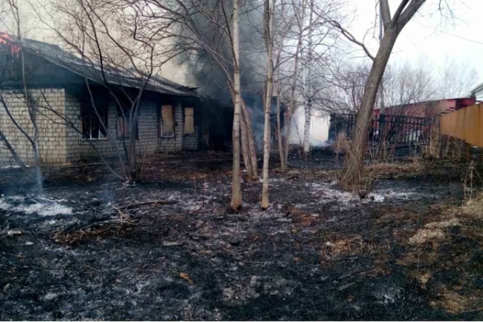 Огонь по траве добрался до кафе в ЕАО и полностью уничтожил постройку