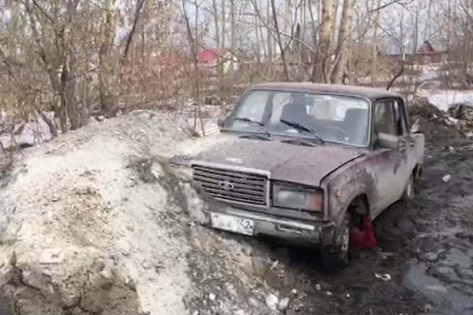 Снежная куча помогла кемеровским гаишникам задержать угонщика Фото: ГИБДД Кузбасса