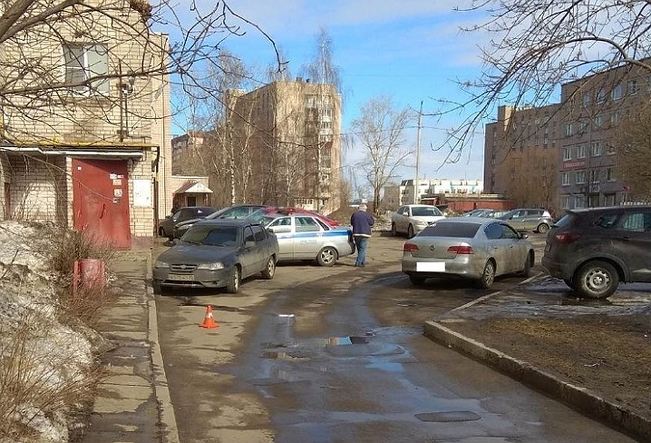 Автомобиль без водителя сбил женщину.