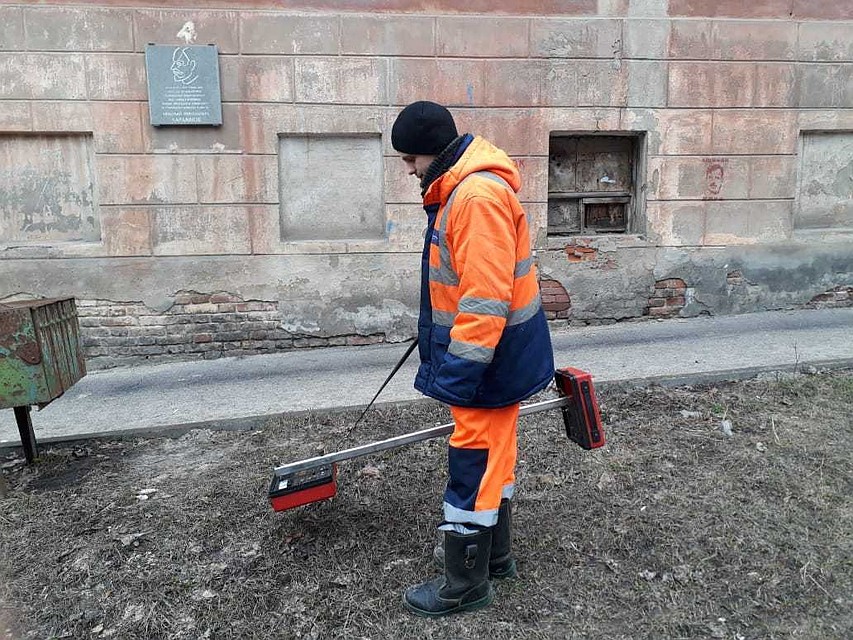 Водопроводный колодец пришлось искать с помощью спецсредств.