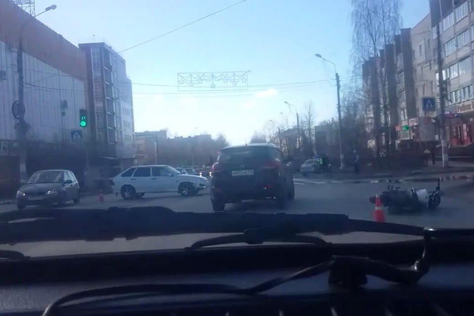 Байкер пытался проскочить перекресток на красный сигнал светофора.