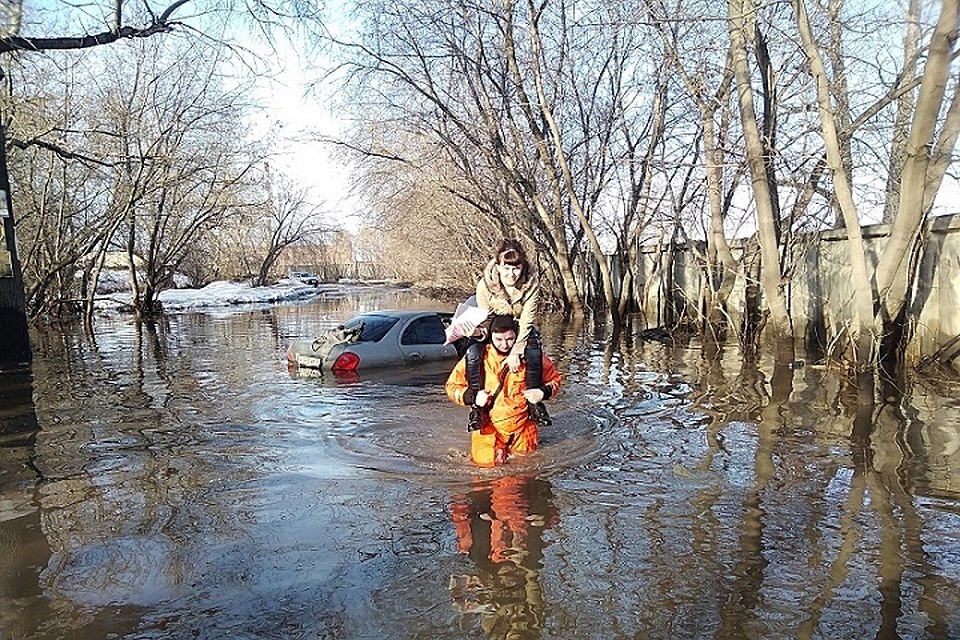 Дожидаться МЧС девушке пришлось на крыше своей машины. Фото: АвтоБердск