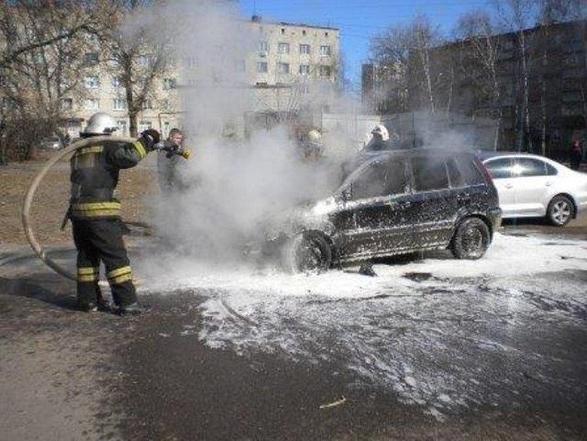 Огонь повредил моторный отсек и салон