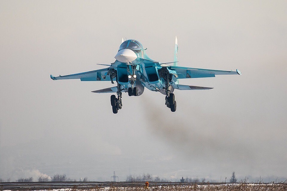 Су-34 в небе выглядят весьма внушительно.