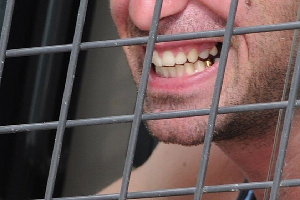 Несмотря ни на что, женщинам-полицейским удалось все же справиться с дебоширом.