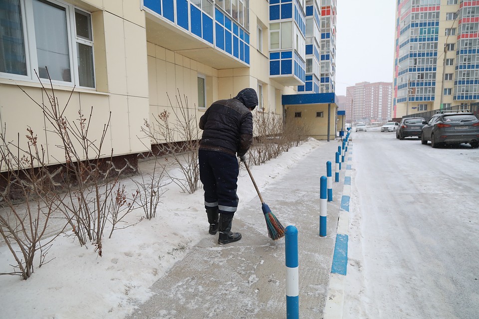 Искусство в долгу перед реагентами: они упомянуты лишь в фильме «Операция «Ы»...», где герой Георгия Вицина посыпает солью склад.