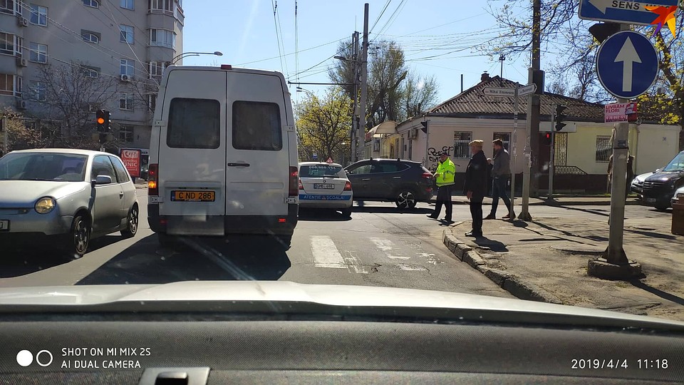 Автомобиль автошколы врезался в джип.