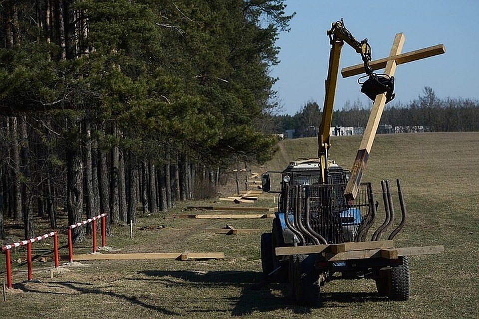 В Куропатах техника сносит кресты. Фото: vk.com/symbal_by