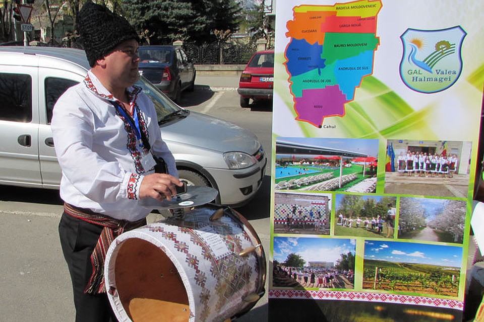 У Дворца Республики выставка-продажа