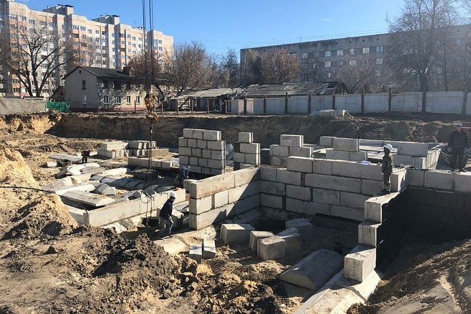 Сейчас на месте будущей поликлиники обустраивают котлован, монтируют фундамент и кладут кирпич.