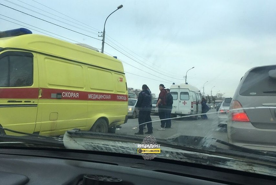 На месте происшествия работали сразу две бригады скорой помощи. Фото: vk.com/incident_nsk