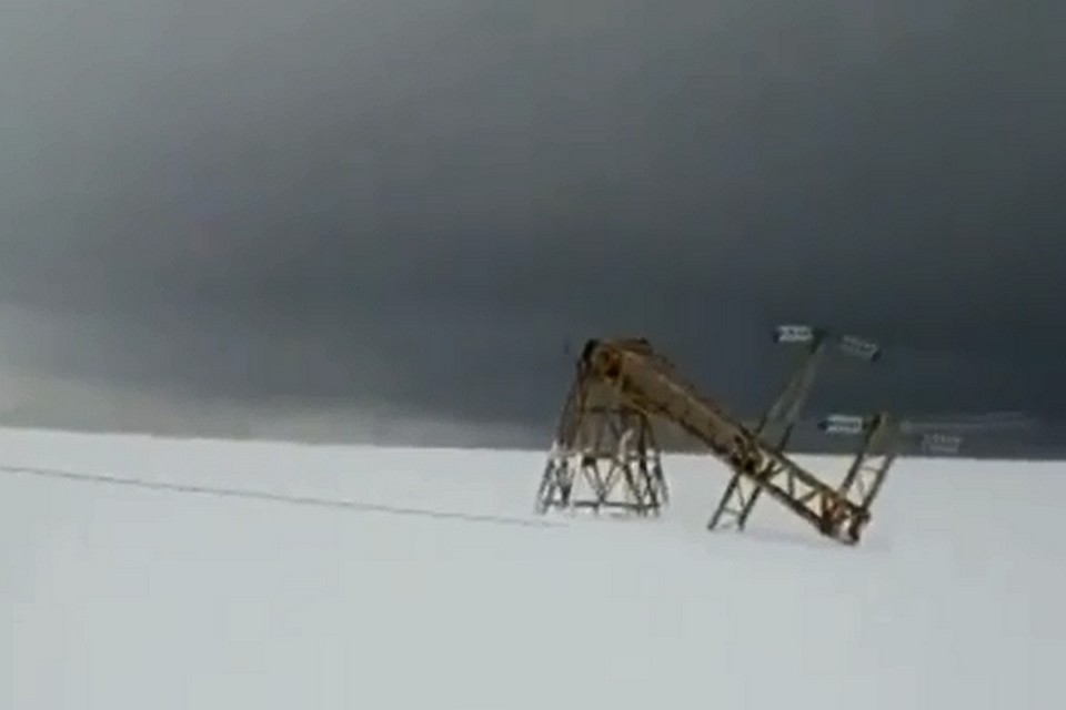 На Камчатке ураганный ветер погнул опоры ЛЭП и оставил без света сотни людей