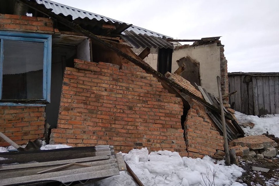 Стена обрушилась в выходной для почтового отделения день. Фото: https://vk.com/podslushano_v_chanax.