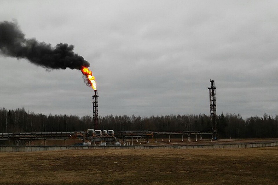 Газы сжигают на обеих установках, но на второй дым не виден. Таким же невидимым скоро должен стать и черный дым, уверяют на предприятии. Фото: "Вестник Нафтана".
