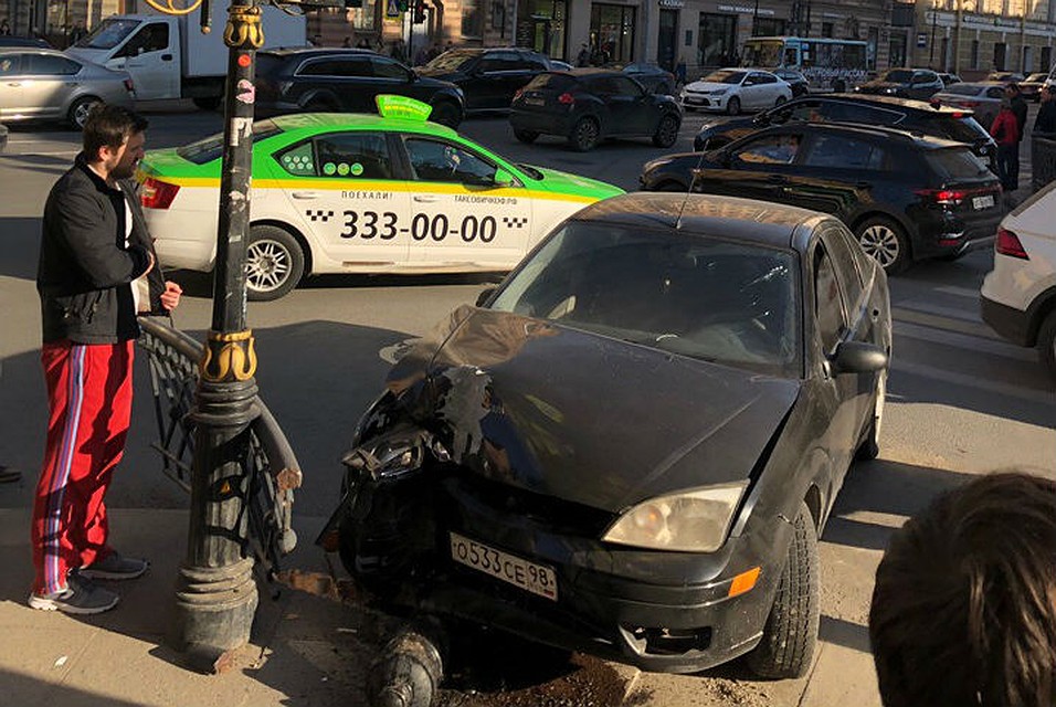 Такси врезалось в столб в самом центре Петербурга
