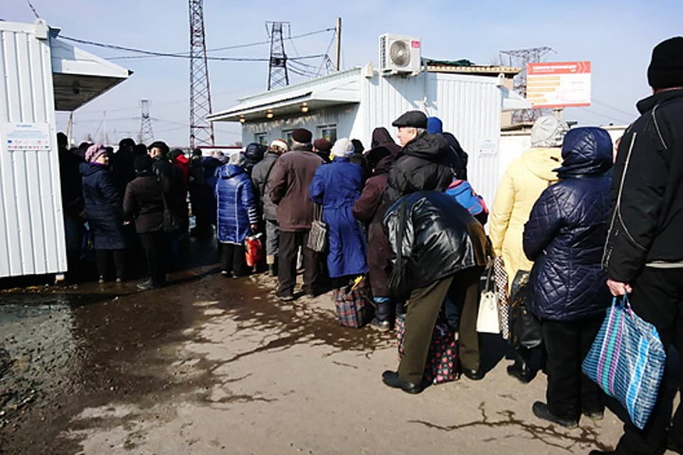 Не все дончане успевают пройти контроль на КПП за один день. Фото: zi.dn.ua