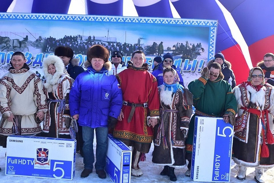 В День Слета оленеводов в Тазовском три пары тундровиков сыграли свадьбы Фото: tasu.ru