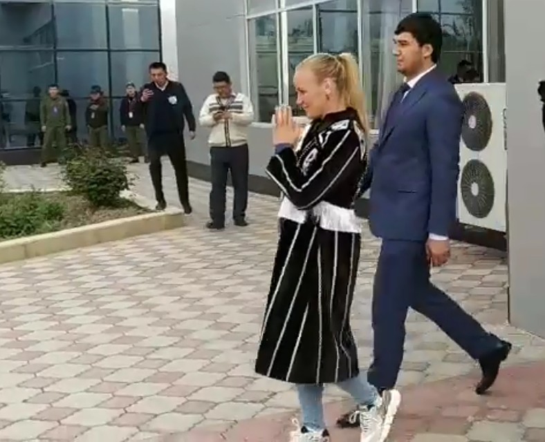 Памятуя о критике, на Шевченко в Оше надели уже женский чапан