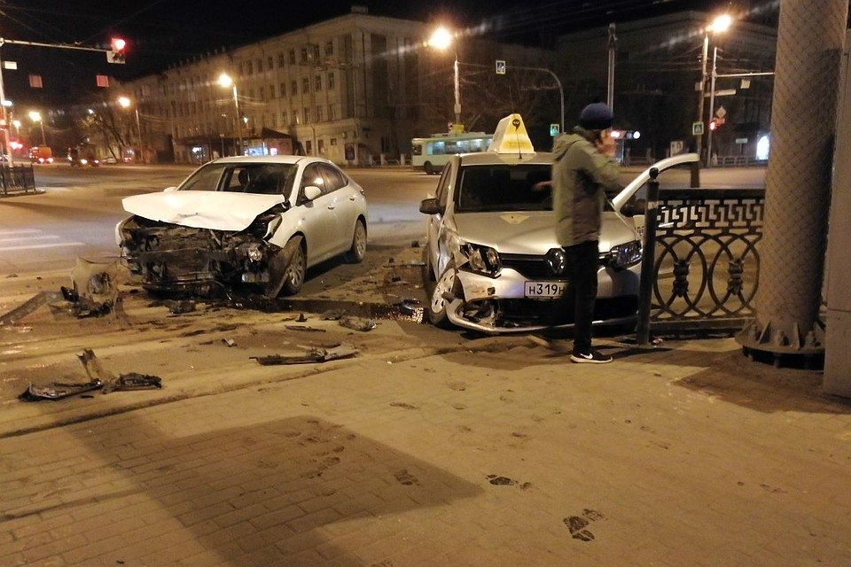 На перекрестке проспектов Ленина и Свердловского ночью случилась авария. Фото: Михаил Щукин