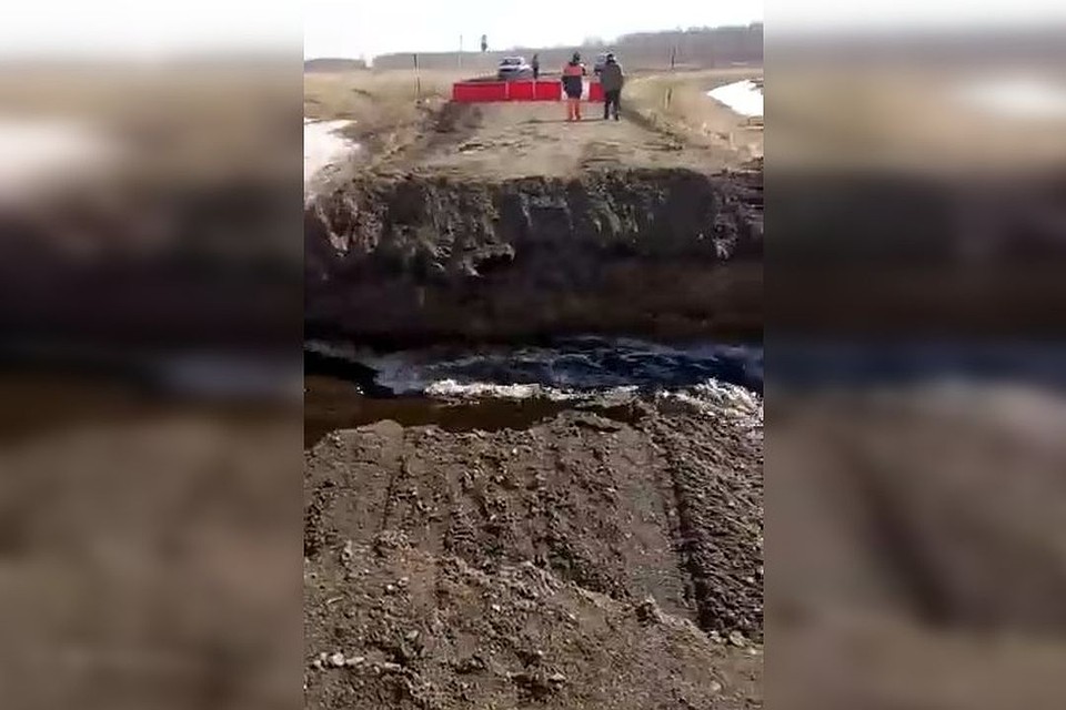 Жители деревень теперь разделены водой. Стоп-кадр с видео "ЧП Новосибирск".