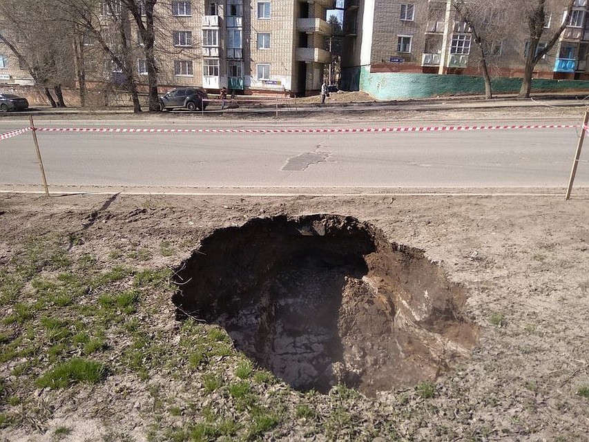 Внушительный провал образовался возле сызранского роддома / Фото: Маленькая Сызрань