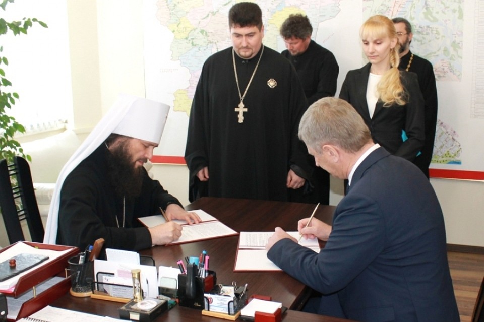 Соглашение подписали митрополит Волгоградский и Камышинский Феодор и глава облздрава Анатолий Себелев. Фото: АВО