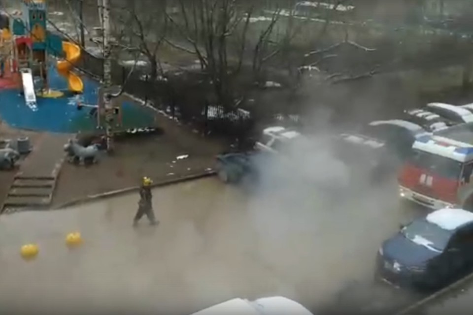 В Петербурге затопило кипятком жилой двор Фото: скрин с видео