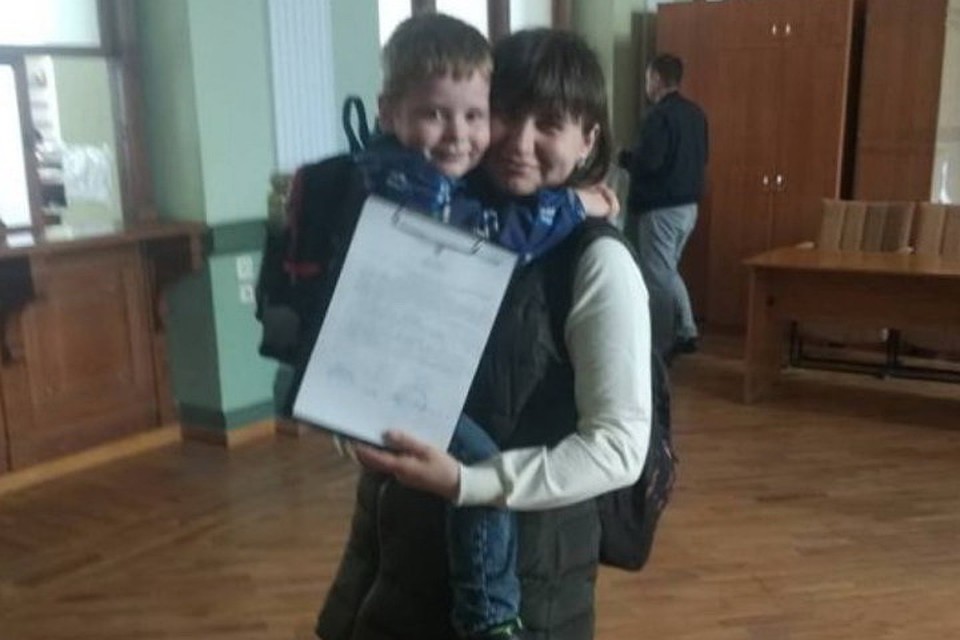 Лилия и Андрей Сальниковы в здании админсуда демонстрируют постановление апелляционной инстанции. Фото: khpg.org