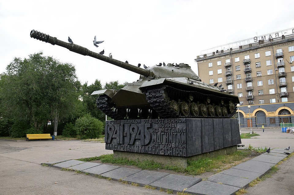 Площадь Победы в Магнитогорске оккупировали алкоголики. Фото: techmonuments.livejournal.com