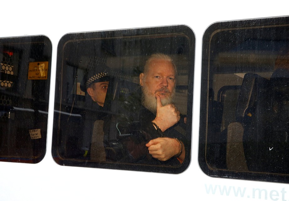 Эквадор "сдал" Джулиана Ассанжа и арестовал его соратника