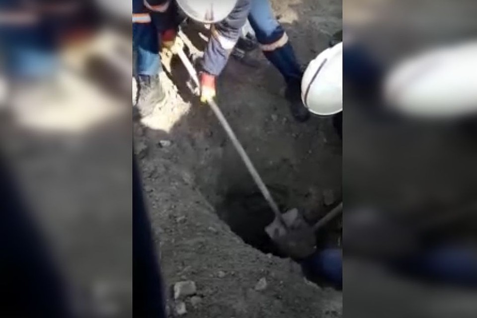 Рабочий оказался под слоем грунта во время работ. Стоп-кадр с видео МАСС,