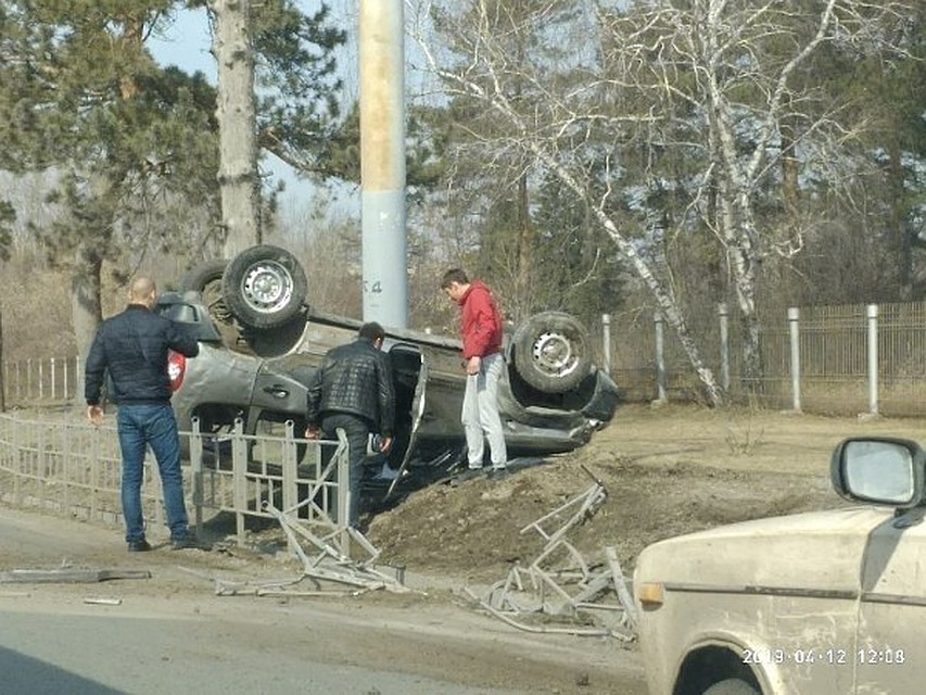 В Омске перевернулась машина на Красном Пути