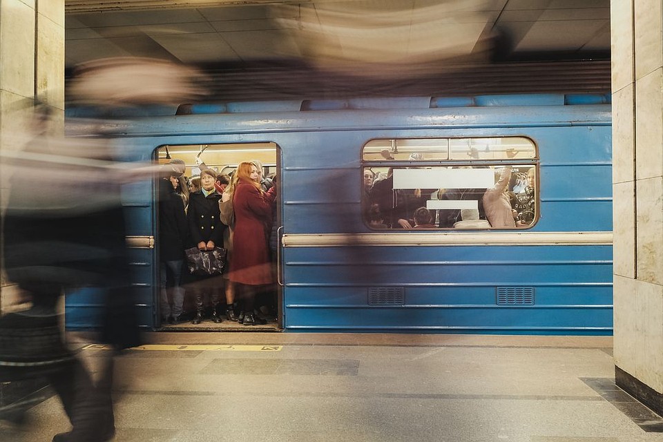 Жулик пытался продать краденое возле метро.