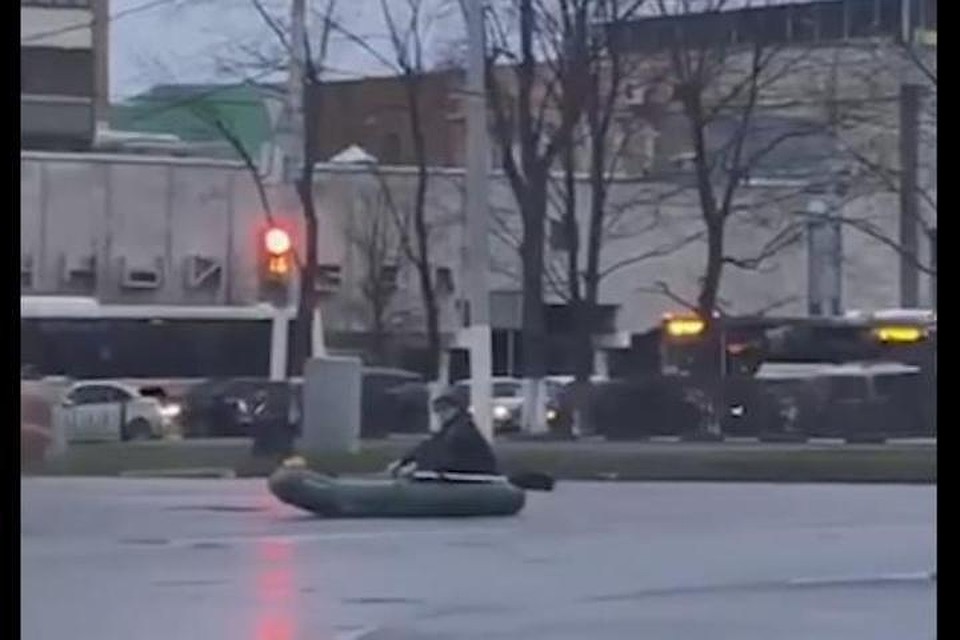 Человек в надувной лодке на дороге