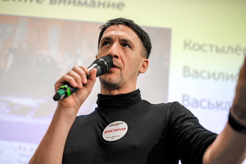 Тотальный диктант 2019 в Санкт-Петербурге: Артур Смольянинов подсказывал, а Андрей Ургант посоветовал перечитать Горького