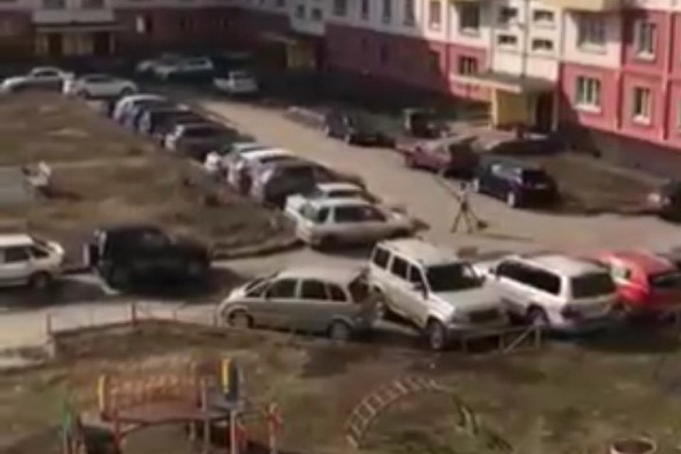 Голый новокузнечанин металлической трубой разбил несколько автомобилей. ФОТО: кадр видео vk.com, "Подслушано | Новоильинский район | Новокузнецк"