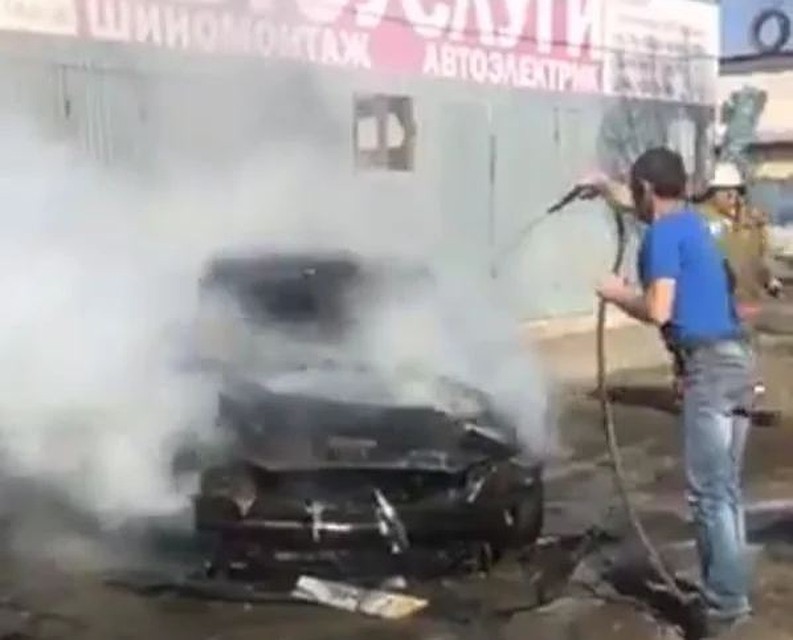 Мужчина не медлил и сразу начал тушить пожар