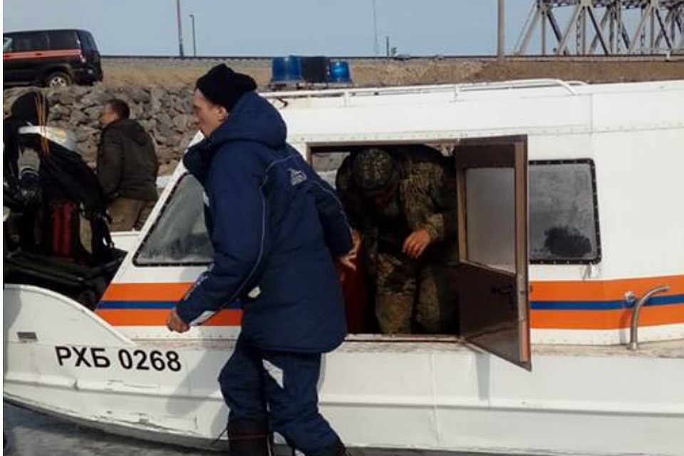 Пятеро рыбаков уплыли на отколовшейся льдине в Хабаровском крае