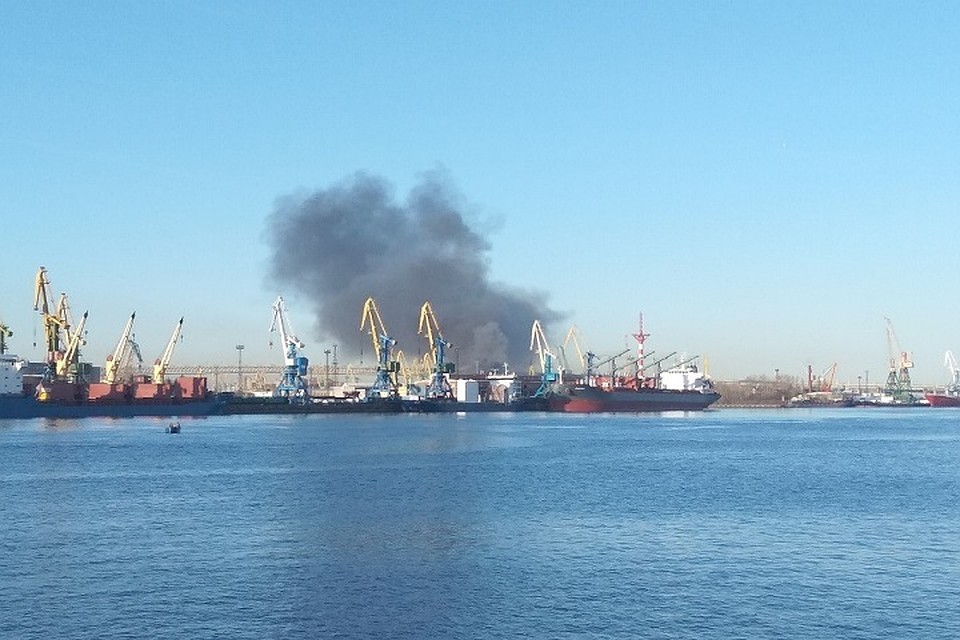На Канонерском острове сгорел буксир. Фото: vk.com/spb_today