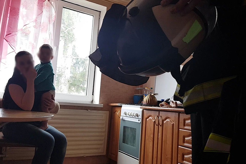 В отношении семьи теперь проведут социальное расследование, чтобы определить, находится ли малыш в опасном положении. Фото: кадр из видео.