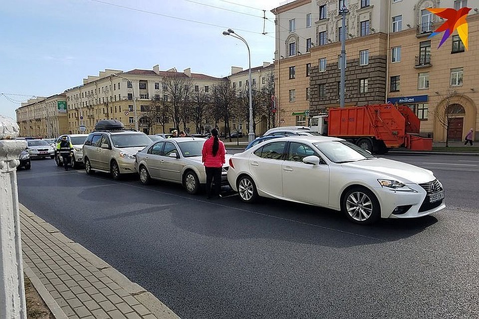 На проспекте Независимости столкнулись четыре автомобиля. Фото: Артем Базаров.
