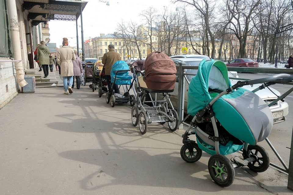 Пьяные петербуржцы потеряли коляску с ребенком на улице у Южного рынка