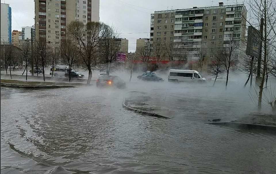 Воды было по колено и на дороге, и на тротуарах. Фото: "Регион-74", ВК.