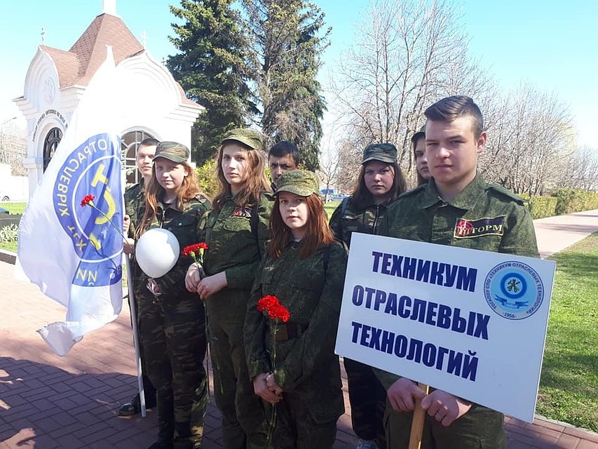 Волонтеры продолжать убирать воинские захоронения и помогать ветеранам