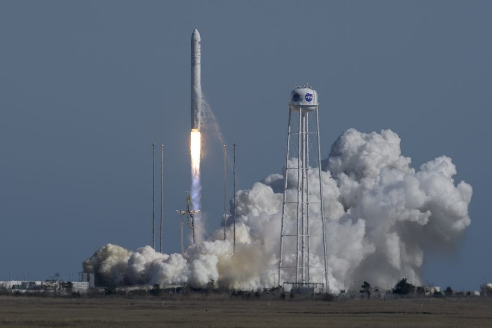 Старт ракеты Northrop Grumman Antares с космическим кораблем Cygnus