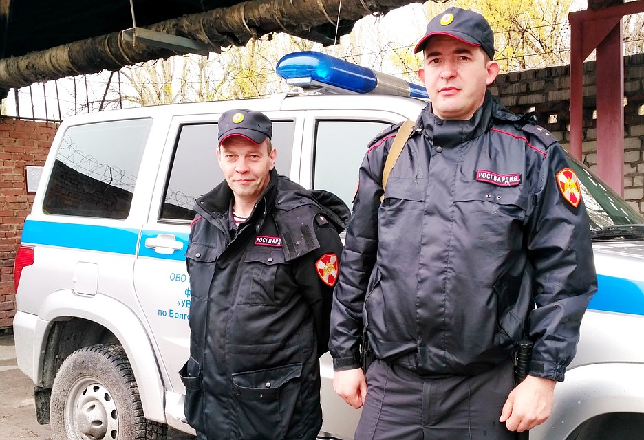 Прапорщики полиции Сергей Корнь и Владимир Машурик не проехали мимо напуганных девочек. Фото: Росгвардия