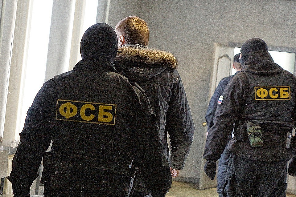 Следователи ФСБ шантажировали семью экс-руководителя «Известий» Эраста Галумова.